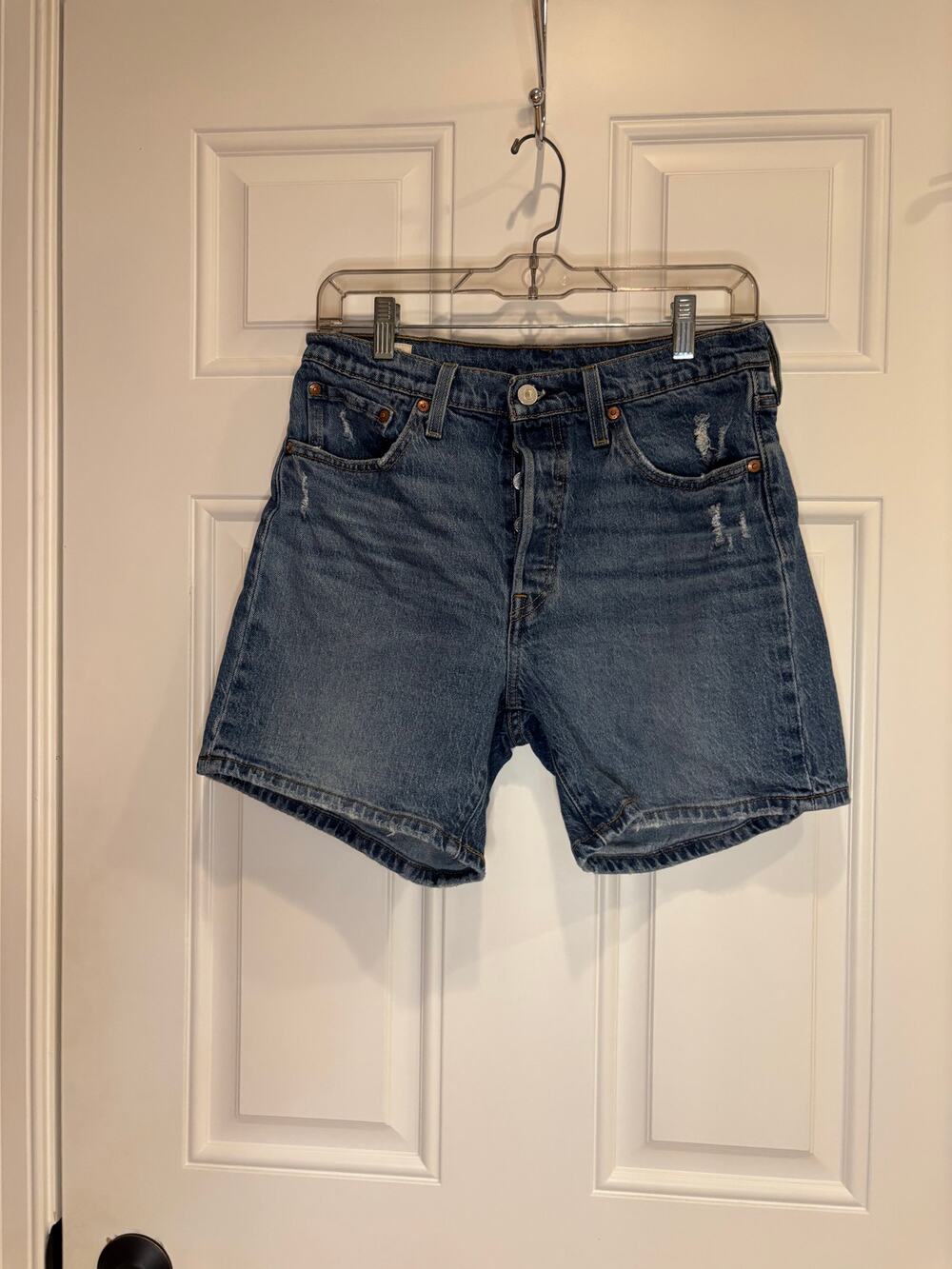 Vintage Levi’s 501 Mid-Thigh Shorts – Medium Wash – Size 28